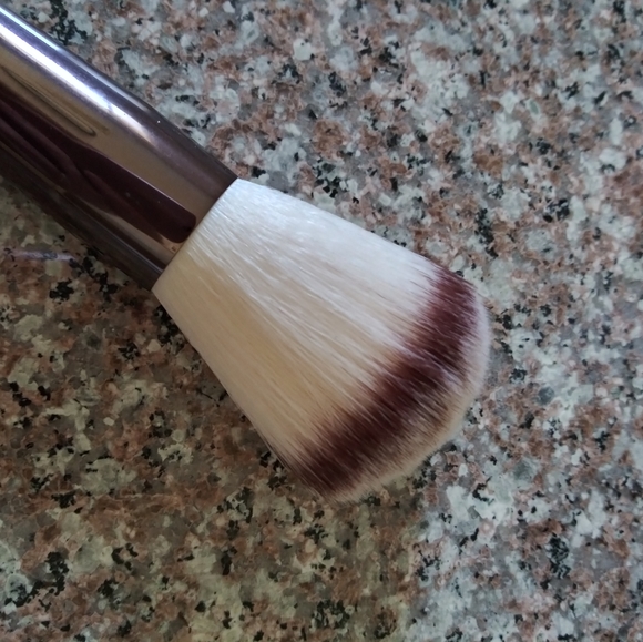 NEW Hourglass No. 1 Powder Brush - Picture 4 of 4